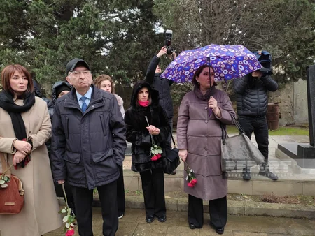 Xalq artisti Əhməd Bakıxanovun məzarı ziyarət olunub