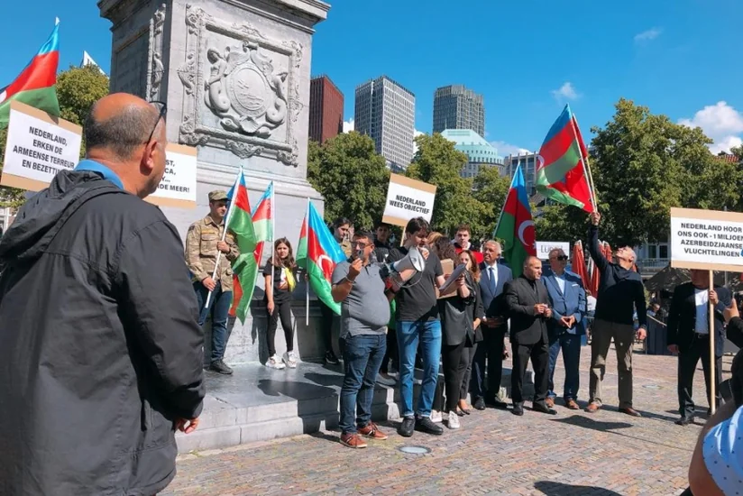 Azərbaycanlılar Niderland parlamentinin qarşısında Ermənistanın törətdiyi hərbi təxribatlara etiraz ediblər