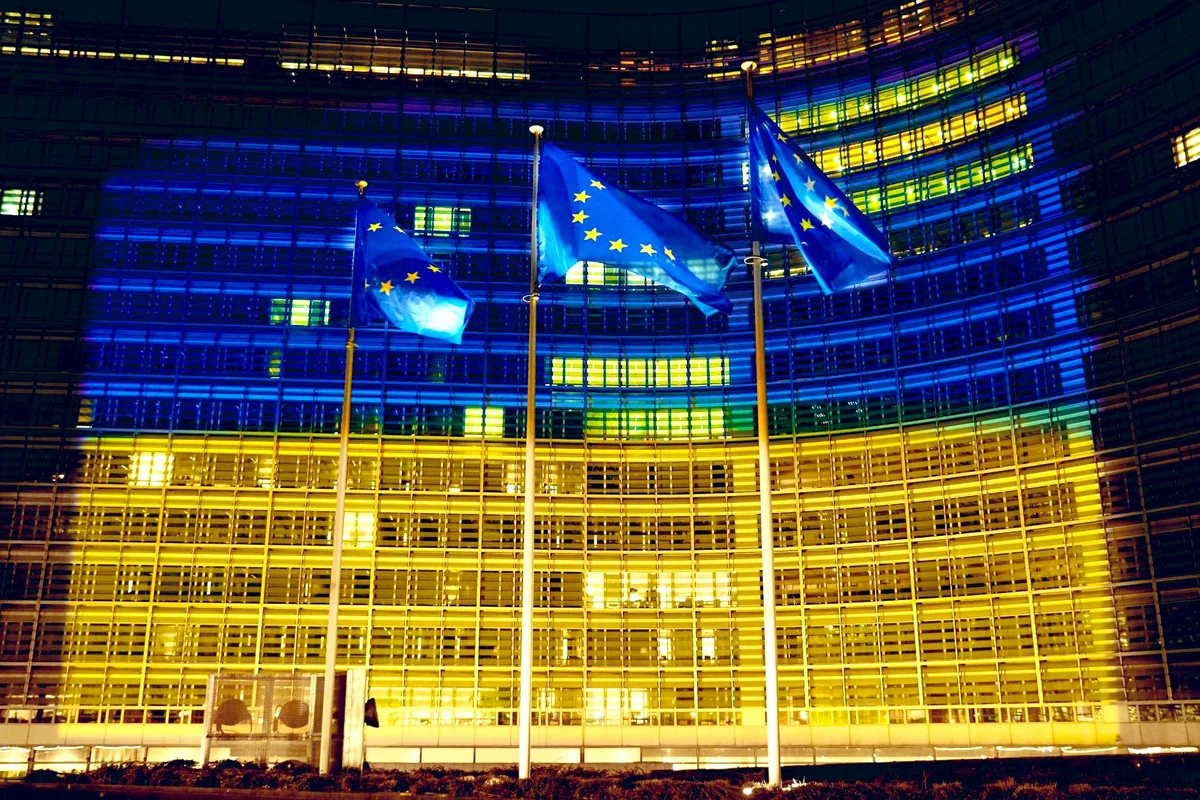 Здание ЕС подсвечивается цветами украинского флага