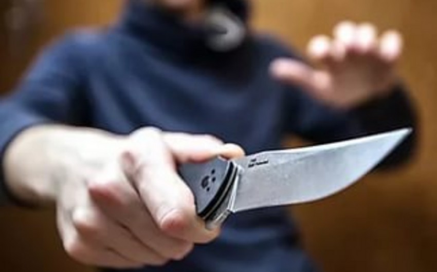 Bakıda 24 yaşlı gənc küçədə bıçaqlanıb