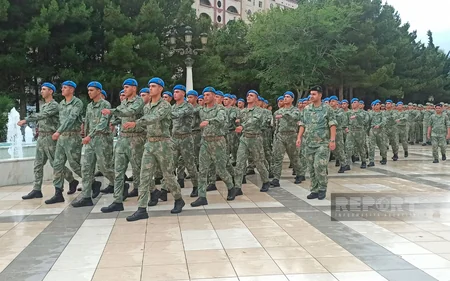 Sumqayıtda hərbçilərin təntənəli yürüşü keçirilib