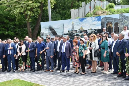 Kiyevdə Nəsiminin heykəlinin açılış mərasimi keçirilib