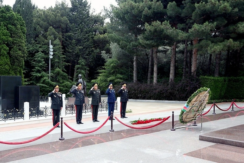 Müdafiə Nazirliyinin rəhbərliyi Fəxri və Şəhidlər xiyabanlarını ziyarət edib
