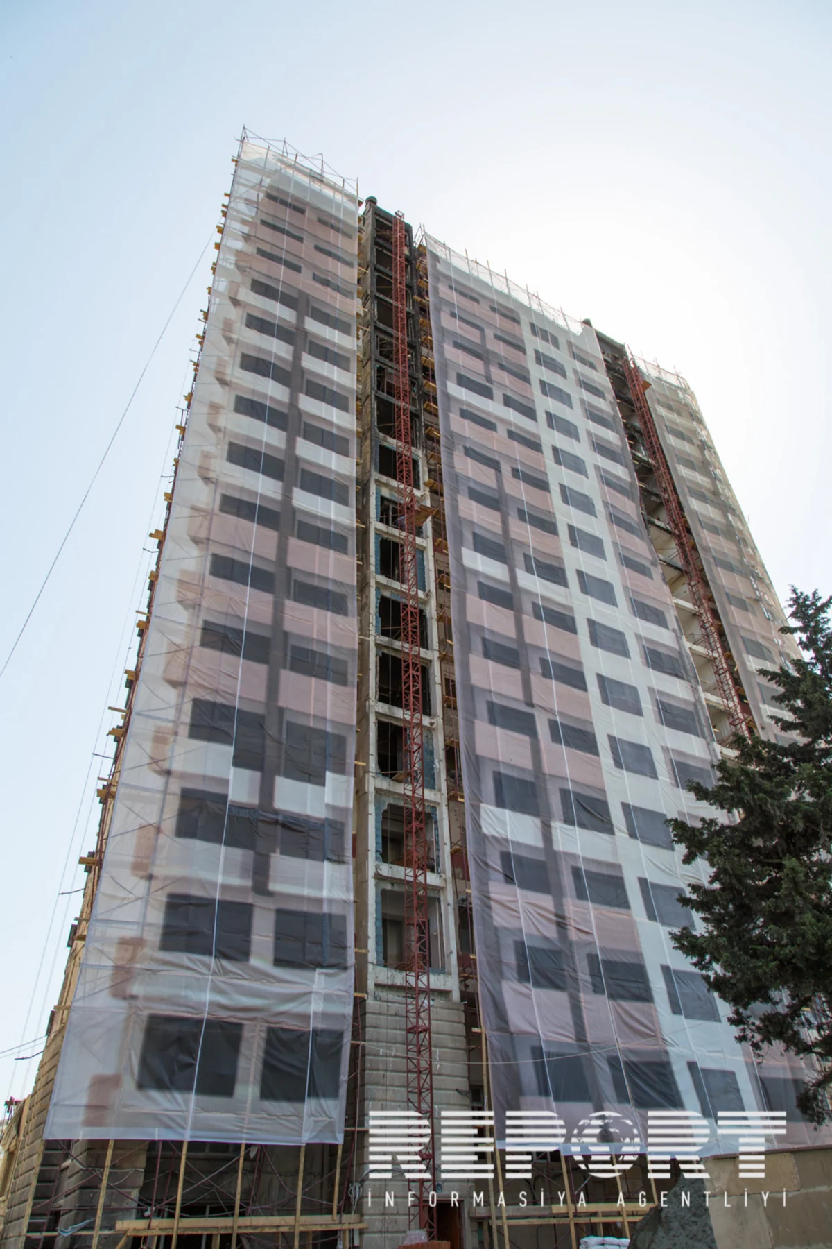Bakıda yanan binanın təmirinə 250 usta-fəhlə cəlb olunub - FOTO
