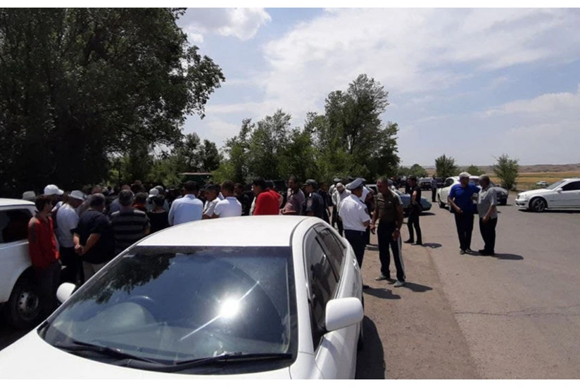 Ermənistanda kəndlilər su tələbi ilə yolları bağlayıb