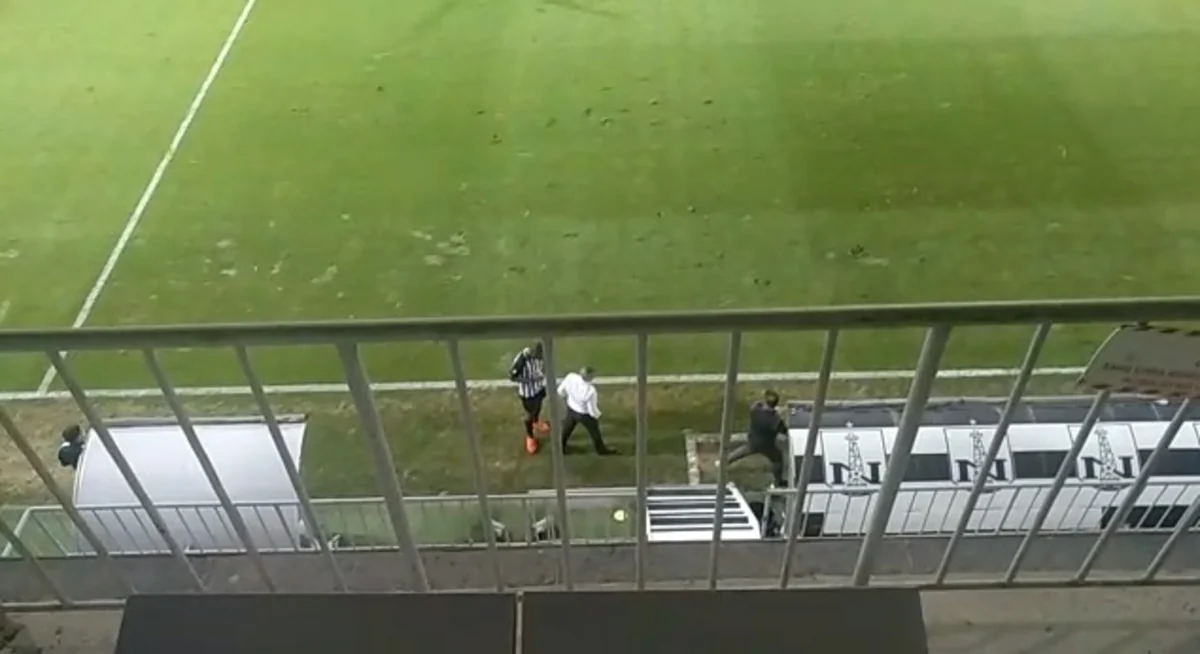 Neftçinin futbolçusu əvəzləndiyi üçün baş məşqçiyə etiraz etdi