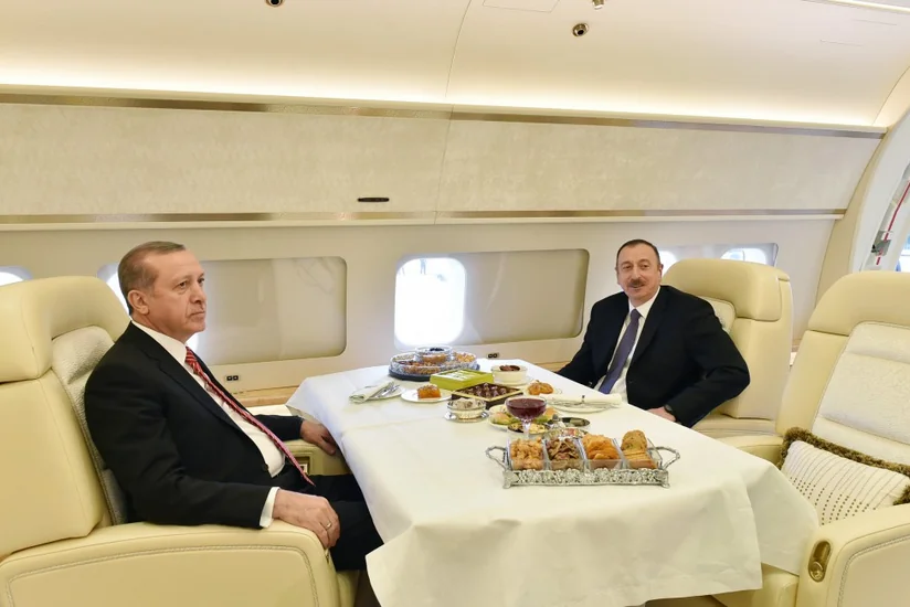 ​Azərbaycan və Türkiyə prezidentləri təyyarədə çay süfrəsi arxasında söhbət ediblər