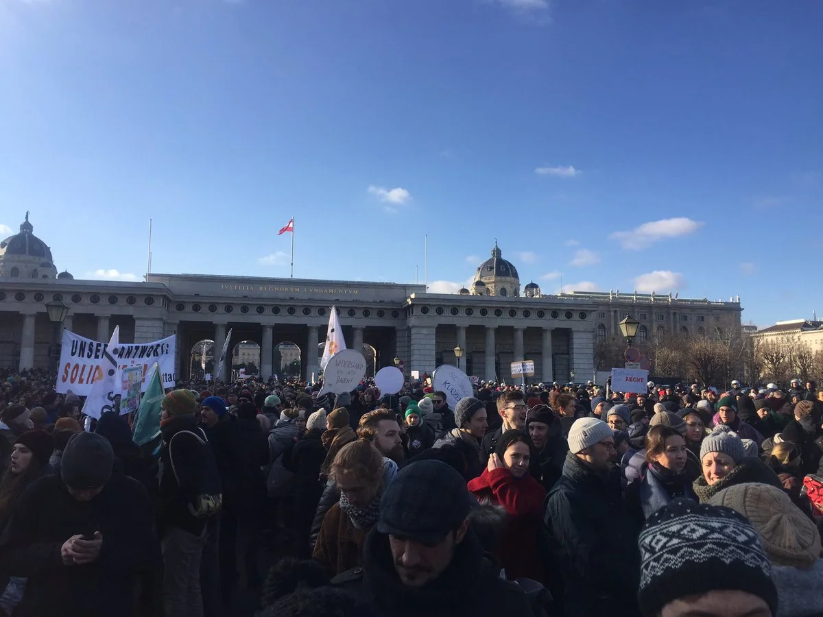 В Австрии около шести тысяч человек митингуют против нового правительства