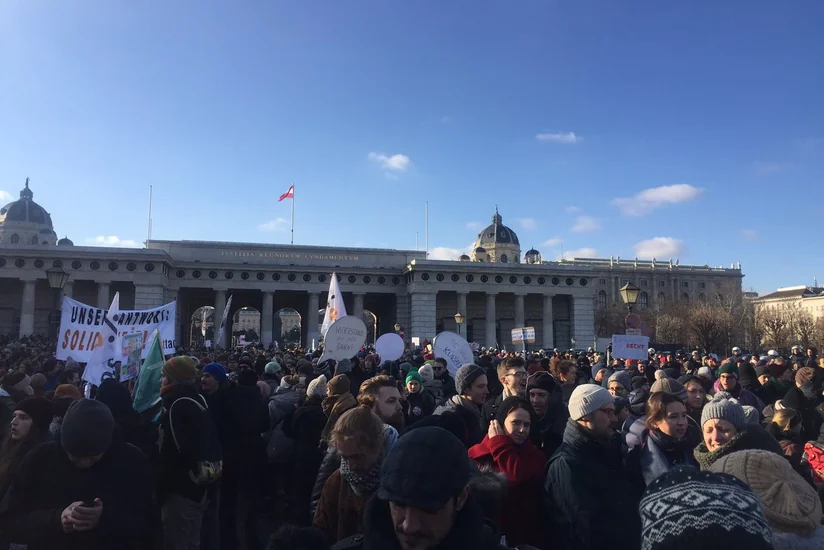 В Австрии около шести тысяч человек митингуют против нового правительства