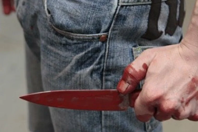 ​Atasına 8 bıçaq zərbəsi vuran 15 yaşlı oğlanın cinayət işinin istintaqı başa çatıb