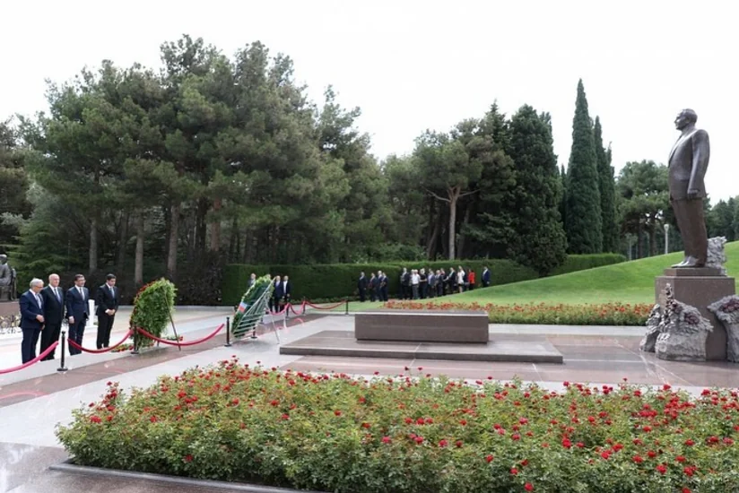 Представители СМИ посетили могилу общенационального лидера Гейдара Алиева