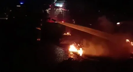 Bakı-Quba yolunda minik avtomobili qəzaya uğrayıb, yanğın olub