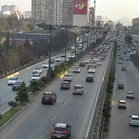 Bakının bu küçə və prospektlərində nəqliyyatın sıxlığı müşahidə olunur