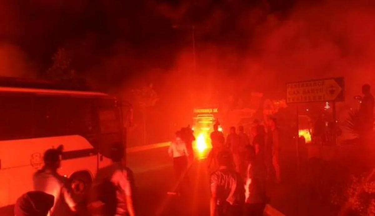 Azarkeşlər ​Fənərbağça klubunun avtobusuna hücum edib