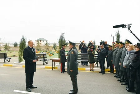 Prezident İlham Əliyev Sabunçu rayonunda hərbçilərə yeni mənzillərin verilməsi mərasimində iştirak edib - YENİLƏNİB