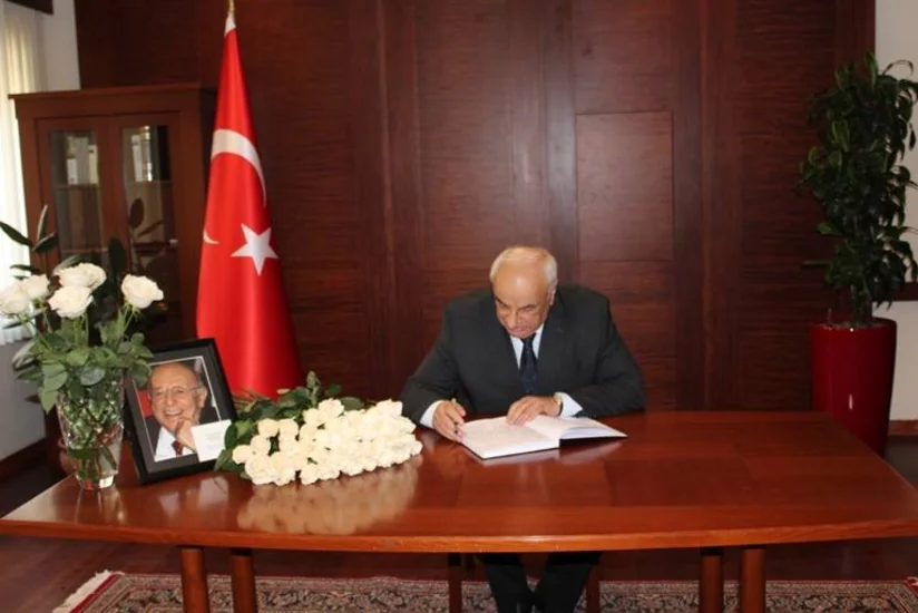 Abid Şərifov Süleyman Dəmirəlin vəfatı ilə əlaqədar Türkiyə səfirliyini ziyarət edib