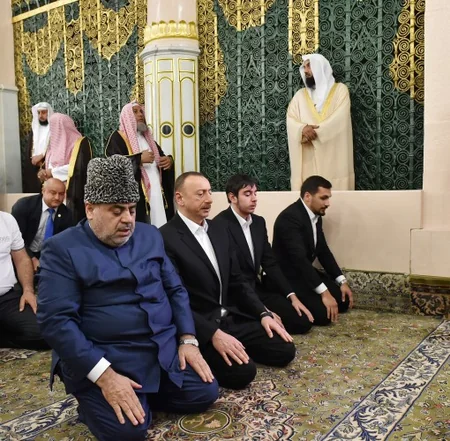 ​İlham Əliyev Mədinədə Peyğəmbər məscidini ziyarət edib
