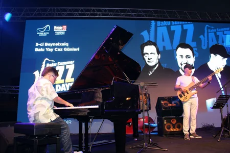 Heydər Əliyev Mərkəzinin parkında caz konserti təşkil olunub - VİDEO