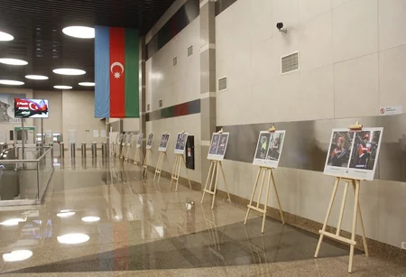 Bakı metrosunda Sizinlə qürür duyuruq layihəsi davam edir