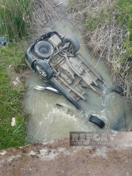 В Гёйчае автомобиль упал в водоканал
