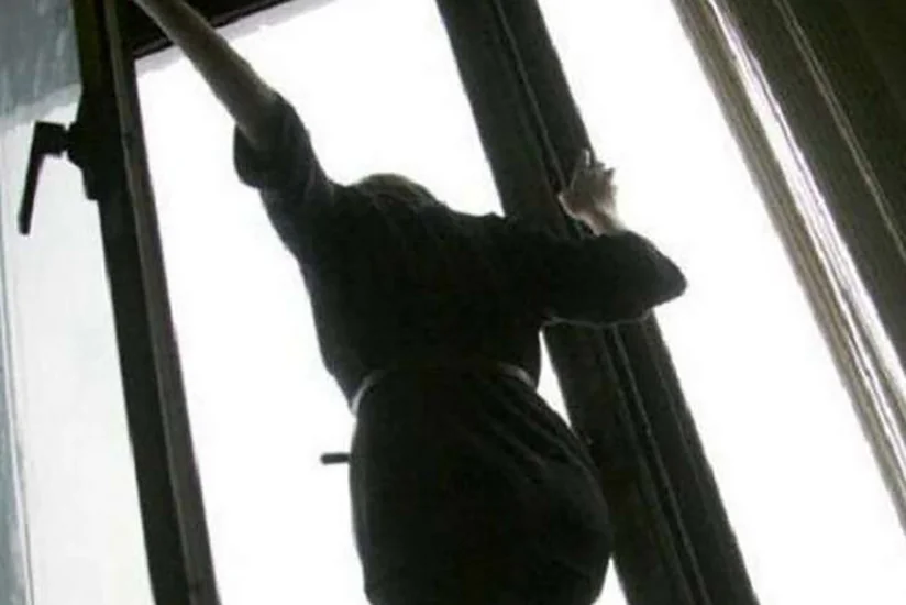 Hacıqabulda gənc qız dördüncü mərtəbədən yıxılıb