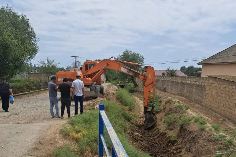 Biləsuvarda suötürücü keçidlərin təmirinə başlanılıb
