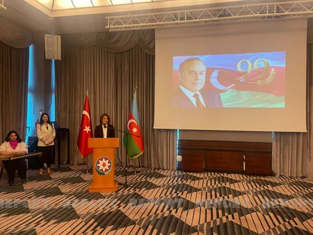 Azərbaycanın İstanbuldakı Baş konsulluğu Ümummilli Liderə həsr olunan sərgi təşkil edib