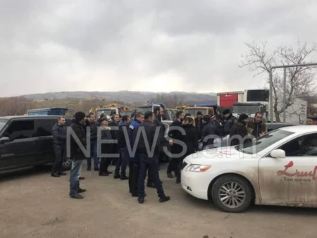 В Армении протестующие перекрыли трассу с требованием выплатить им зарплаты