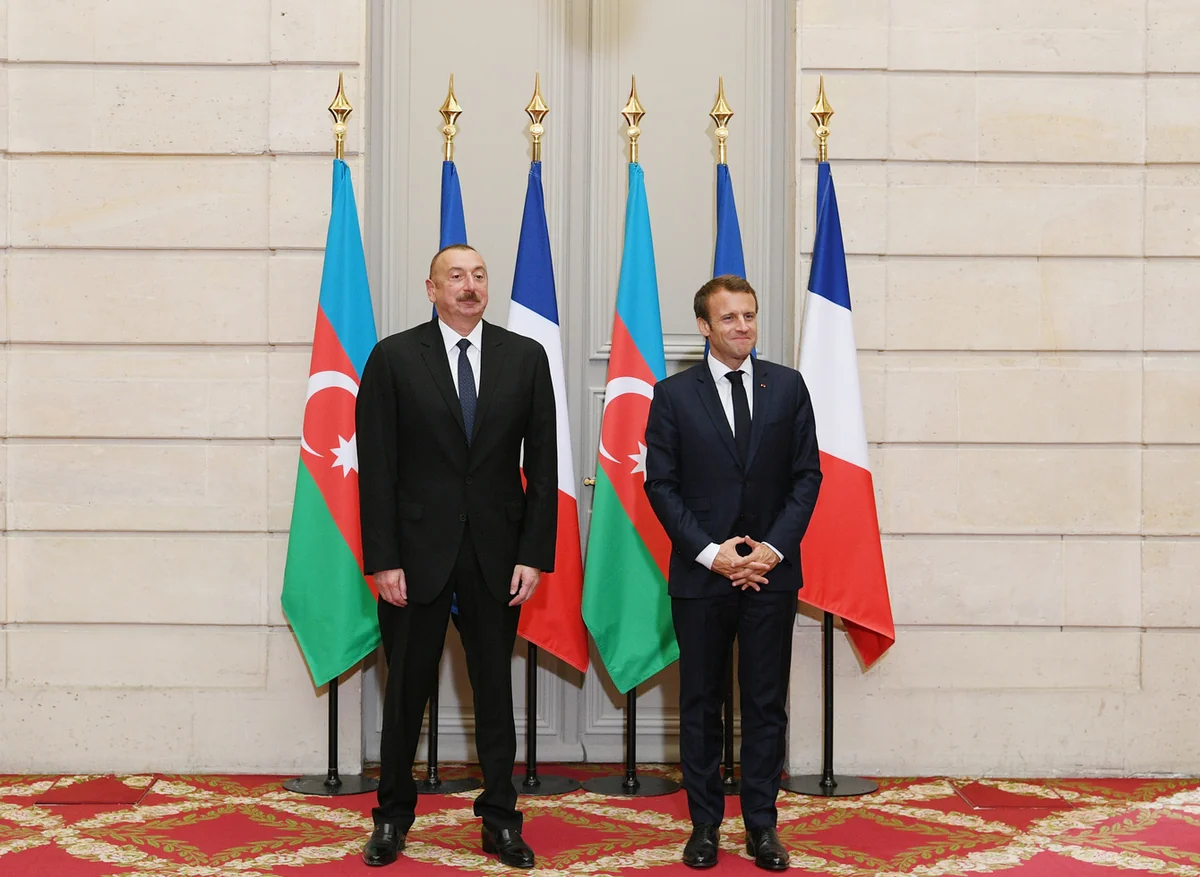 Emmanuel Makron İlham Əliyevə zəng edib