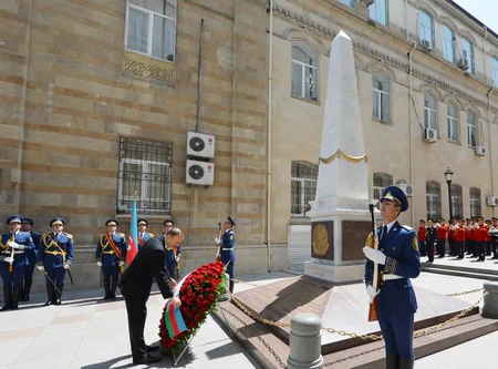 ​Prezident İlham Əliyev Azərbaycan Xalq Cümhuriyyətinin şərəfinə ucaldılmış abidəni ziyarət edib