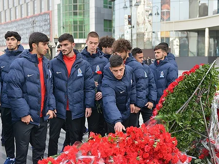 Millimizin üzvləri Xocalı faciəsinin qurbanlarını yad etdi - FOTO