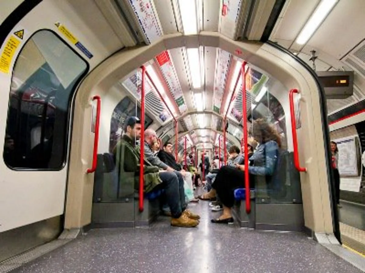 London metrosunda ispanca danışan qadına hücum olunub