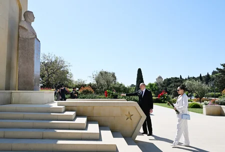 İlham Əliyev və Mehriban Əliyeva faşizm üzərində Qələbə uğrunda həlak olan azərbaycanlıların xatirəsini ehtiramla anıblar