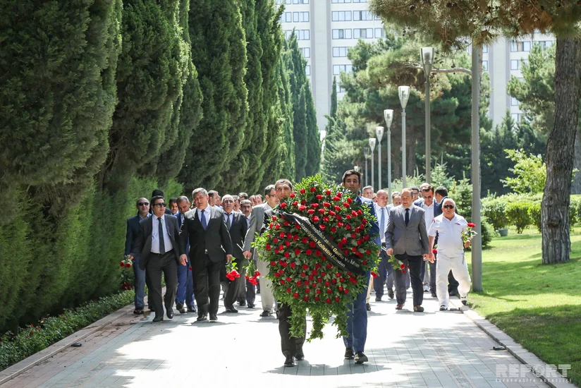 Gənclər və İdman Nazirliyinin əməkdaşları Fəxri xiyabanı ziyarət edib