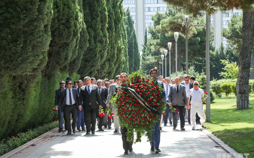 Gənclər və İdman Nazirliyinin əməkdaşları Fəxri xiyabanı ziyarət edib
