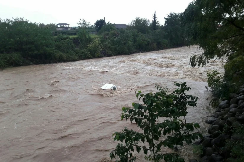 Şəmkirdə sel avtomobili aparıb, 3 nəfər yaralanıb