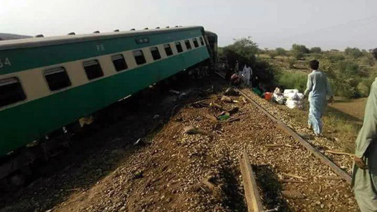 Pakistanda qatar relsdən çıxıb, onlarla insan xəsarət alıb - FOTO