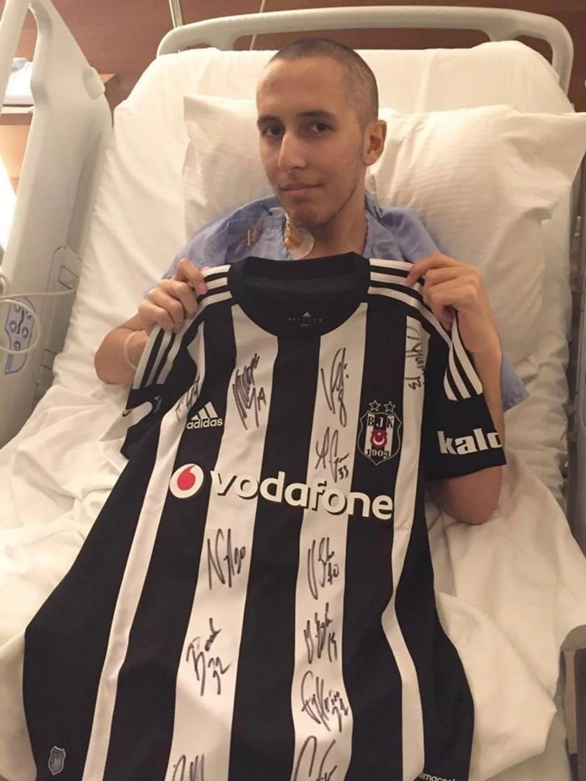 ​Beşiktaş klubu xərçəng xəstəsi olan azərbaycanlı azarkeşə dəstək verib