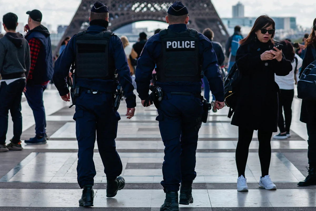 Two policemen injured during shooting in Paris