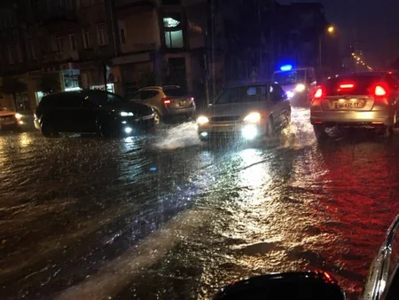 Güclü yağış Batumidə fəsadlar yaradıb