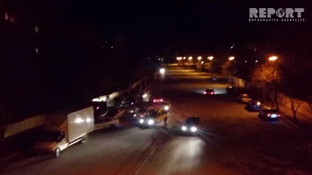 Gəncədə maşın ağaca çırpılıb, sürücü və qadın sərnişin yaralanıb - FOTO