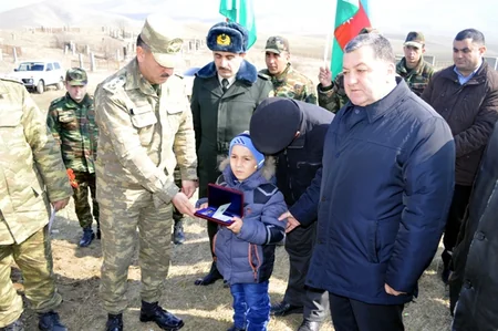 Şəhidin medalı azyaşlı oğluna verilib - FOTO