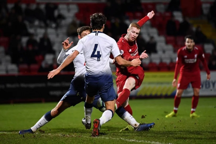 Liverpulun sabiq hücumçusu meydanın mərkəzindən qol vurdu - VİDEO