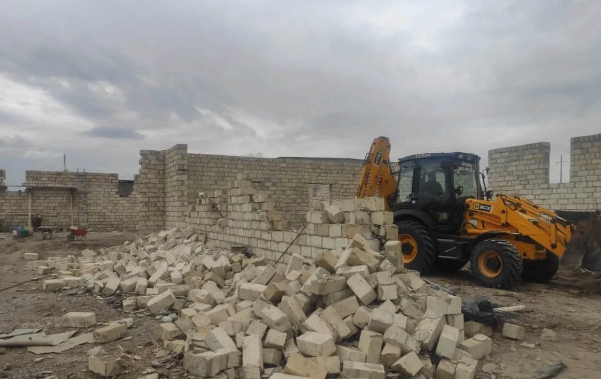 Abşeronda qanunsuz tikili sökülüb