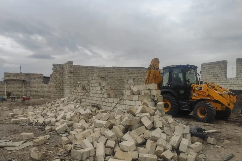 Abşeronda qanunsuz tikili sökülüb