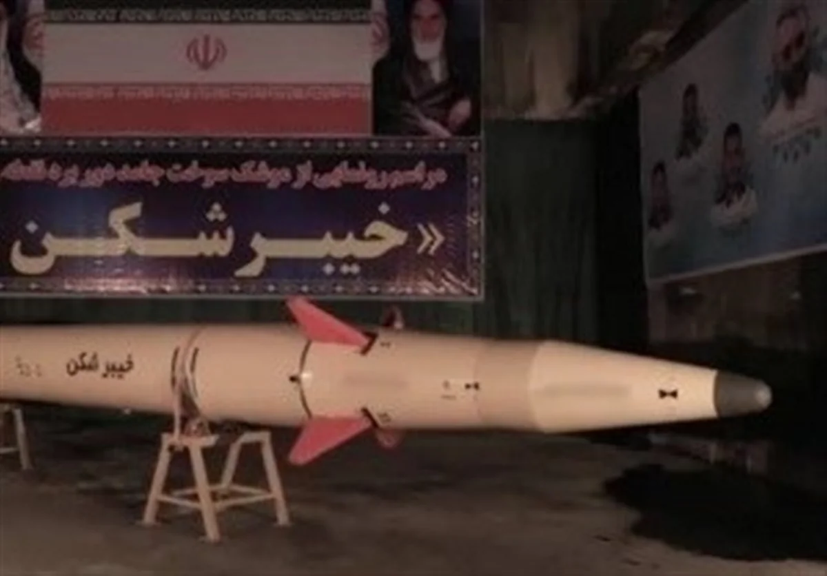 İran orta mənzilli yeni raketini ictimaiyyətə təqdim edib
