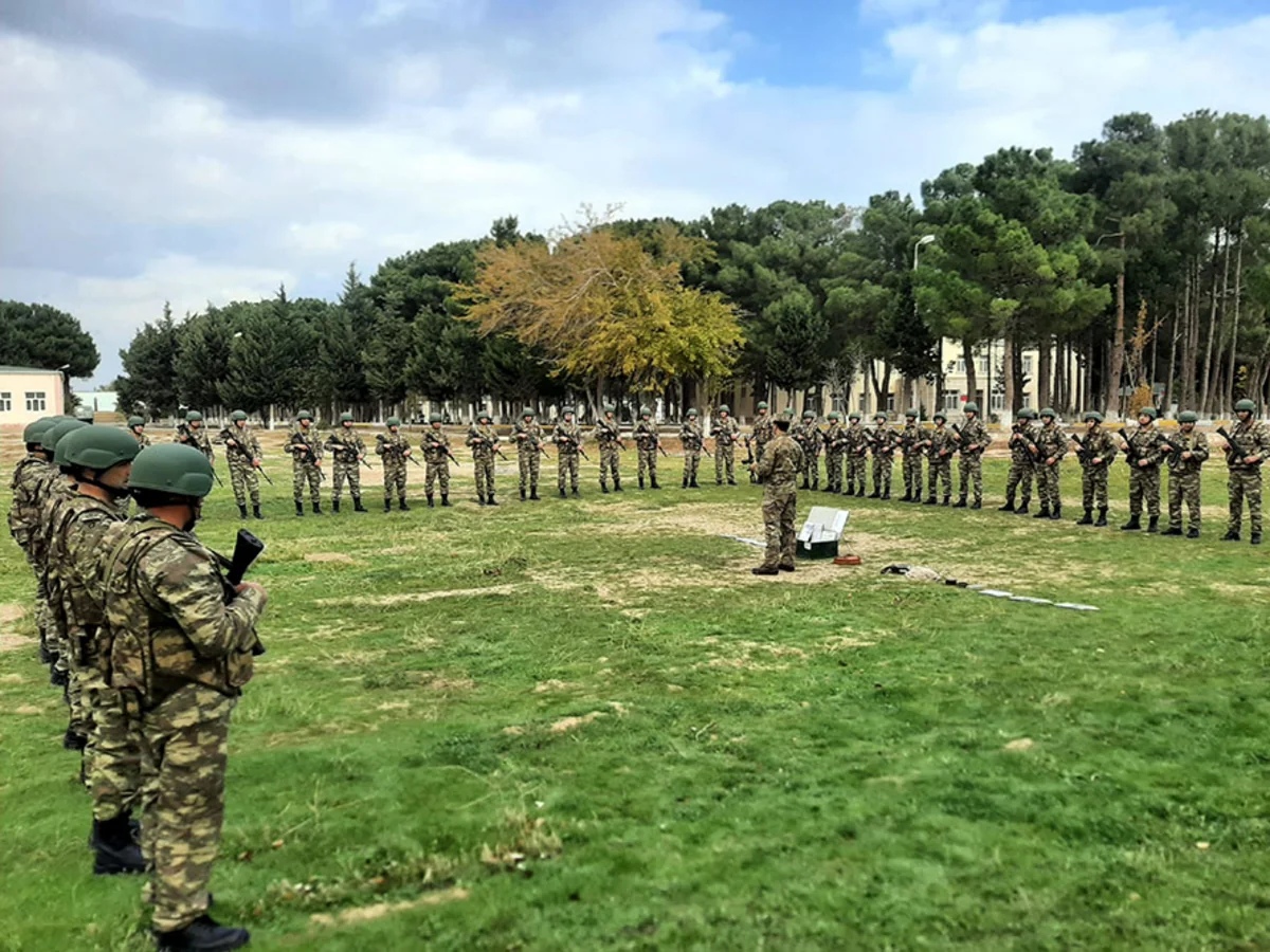 Hərbi təlim toplanışına cəlb edilən hərbi vəzifəlilər tapşırıqları müvəffəqiyyətlə icra edir