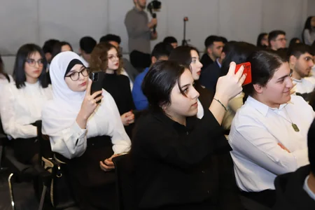 On səkkiz yaşı seçki günü tamam olacaq tələbələrlə görüş keçirilib