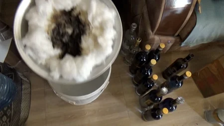 Saxta spirtli içkilər hazırlayan ata və oğuldan ibarət dəstə üzvləri tutulub - VİDEO