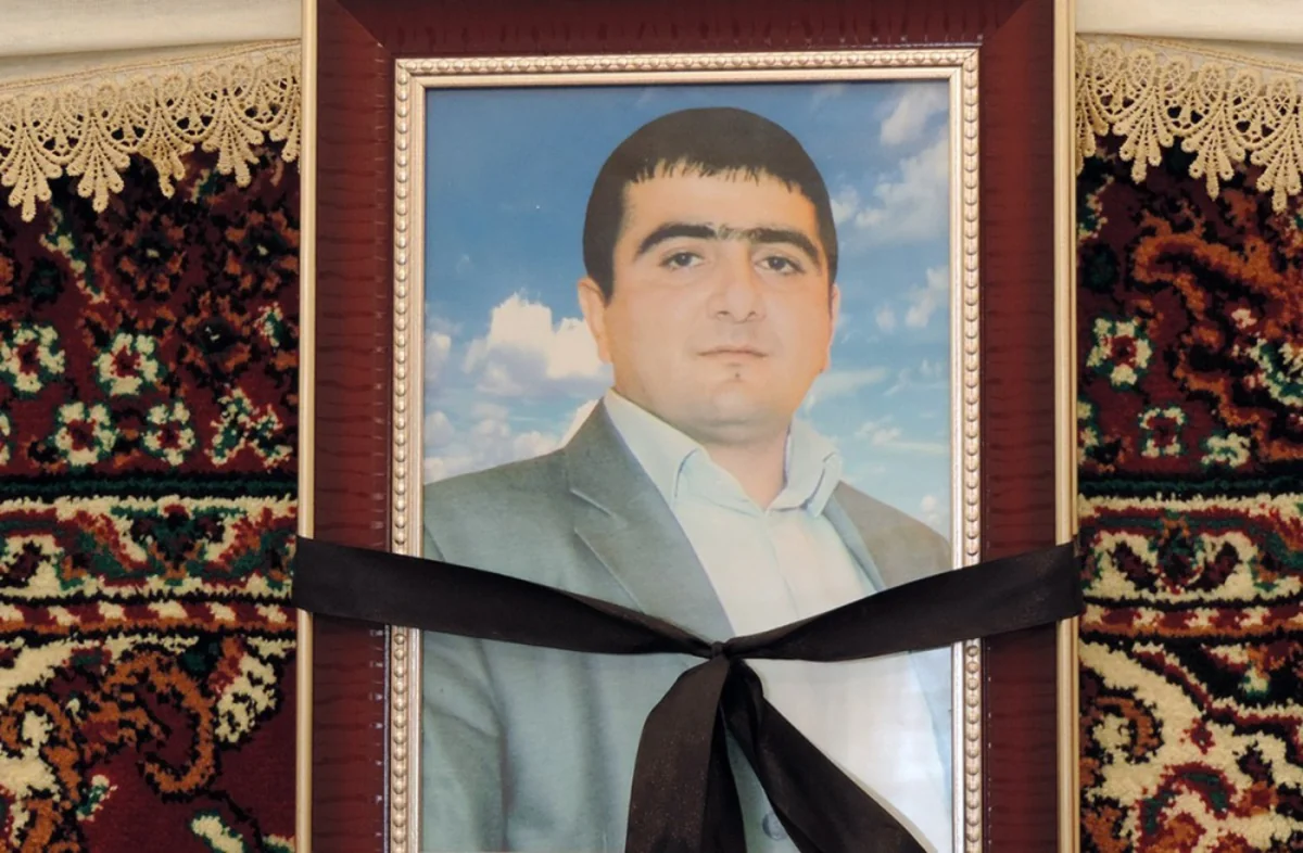 “Günəşli” yatağındakı qəzada həlak olan neftçi Edik Rzaxanov dəfn olunub - VİDEO